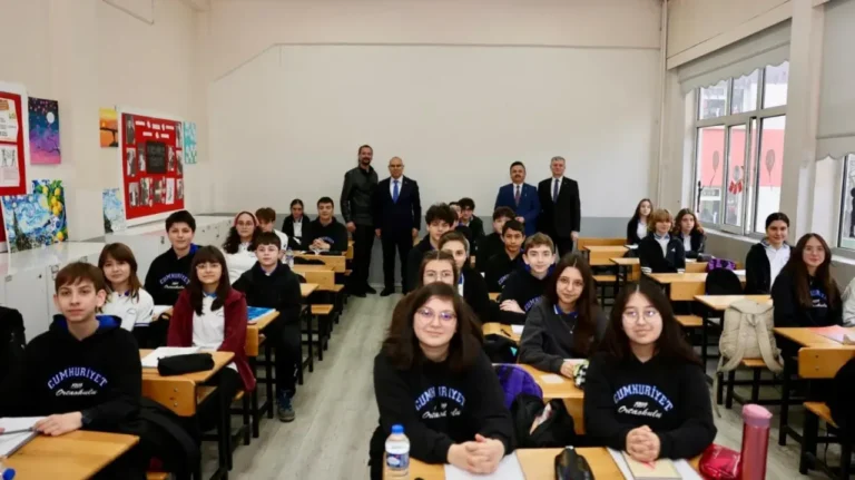 Vali’den Öğrencilere “Yanınızdayız” Ziyareti